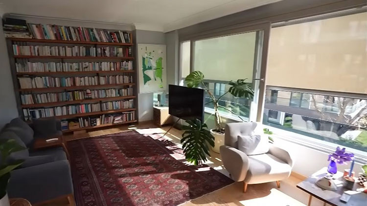 Duvar boydan boya kitaplarla kaplı... Ünlü oyuncu 8 yaşındaki kızıyla bu evde yaşıyor