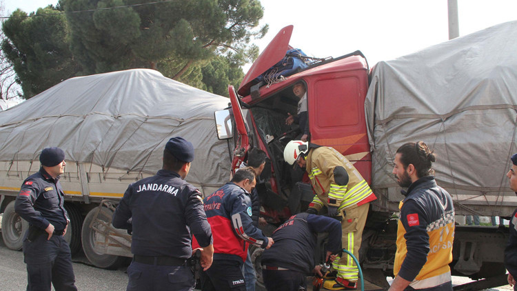 Manisada TIR, başka bir TIRa çarptı; şoförü yaralandı Manisada TIR, başka bir TIRa çarptı; şoförü yaralandı