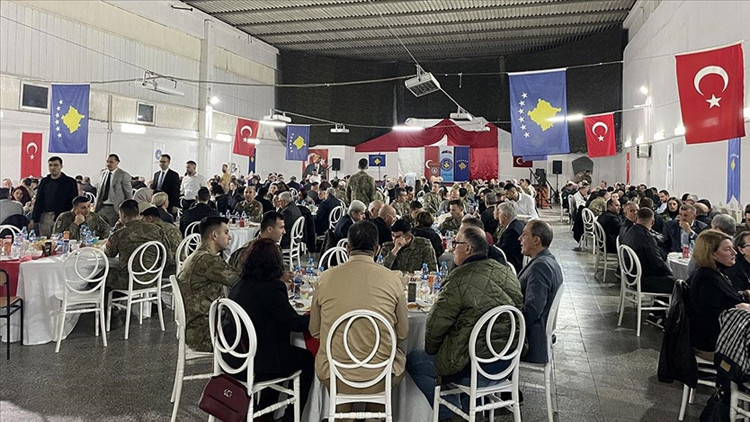 Türk askeri, Kosova’da iftar verdi Türk askeri, Kosova’da iftar verdi