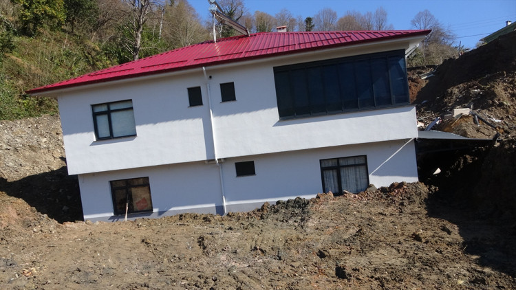 Yapı bütünlüğü bozulmadan 50 metre kaymıştı Evin zemin araştırılması yapılmamış