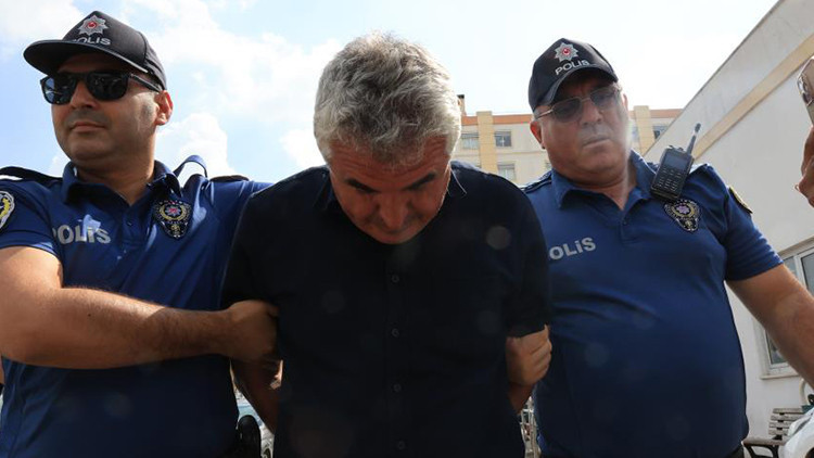 150 bin lira maaş alıyorsun deyip çaydanlıkla saldırmıştı... Adanadaki olayda saldırgan tahliye edildi