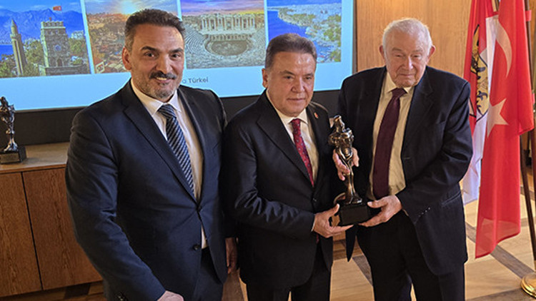 Muhittin Böcek ve Marcus König’e onur ödülü Muhittin Böcek ve Marcus König’e onur ödülü