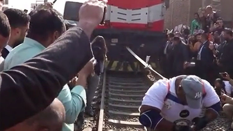 Mısırlı güreşçi oruçluyken 279 tonluk treni çekerek Guinness rekoru kırdı