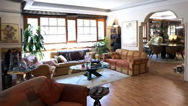 159 ülke gezdi evini getirdiği objelerle süsledi 70 ve 80lere damga vuran ünlü şarkıcı burada yaşıyor 159 ülke gezdi evini getirdiği objelerle süsledi 70 ve 80lere damga vuran ünlü şarkıcı burada yaşıyor