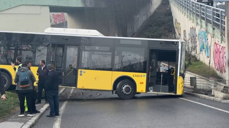 Karaköyde İETT otobüsü kaza yaptı, yol trafiğe kapandı