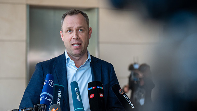 ‘Gerekçeler samimi değil’ dedi, borç paketine karşı çıktı