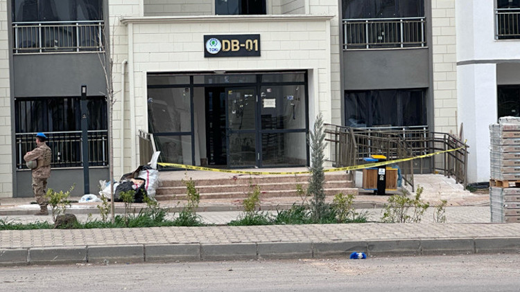 Diyarbakırda korkunç cinayet Dini nikahla birlikte yaşadığı kadının yeğenleri tarafından öldürüldü... 7 kişi gözaltında