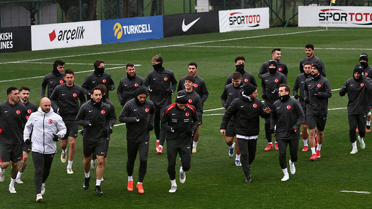 A Milli Takım, sağanak yağmur altında çalıştı A Milli Takım, sağanak yağmur altında çalıştı