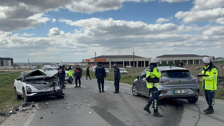Tekirdağda 3 araç kazaya karıştı; 3ü askeri personel 6 yaralı