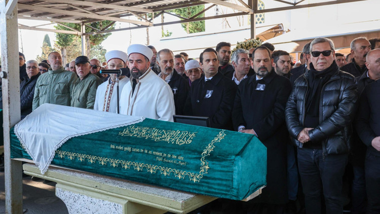 Ünlü seramik sanatçısı Nedret Çini Tanfer, son yolculuğuna uğurlandı Ünlü seramik sanatçısı Nedret Çini Tanfer, son yolculuğuna uğurlandı