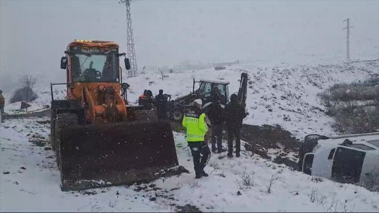 Bingölde işçileri taşıyan minibüs, şarampole devrildi; 9 yaralı