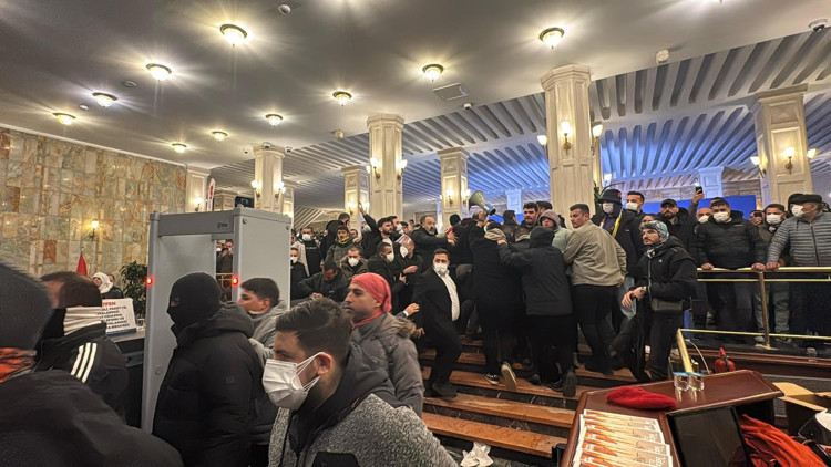 Saraçhanedeki izinsiz gösteride eylemciler İBB binasına girdi Saraçhanedeki izinsiz gösteride eylemciler İBB binasına girdi