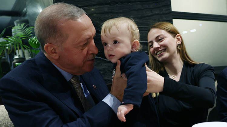 Cumhurbaşkanı Erdoğan kafede vatandaşlarla sohbet etti
