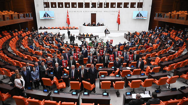 CHPden Mecliste Ekrem İmamoğlu tepkisi CHPden Mecliste Ekrem İmamoğlu tepkisi