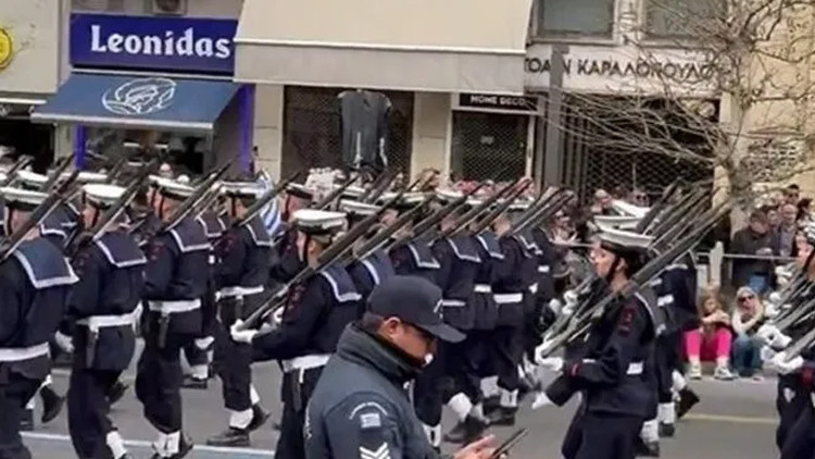 Yunanistan’da geçit töreninde askerlerden küstah slogan Yunanistan’da geçit töreninde askerlerden küstah slogan