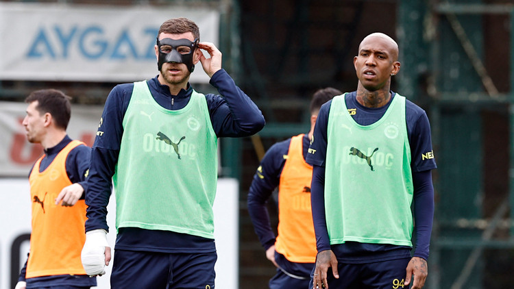 Fenerbahçede Edin Dzeko idmana maskeyle katıldı