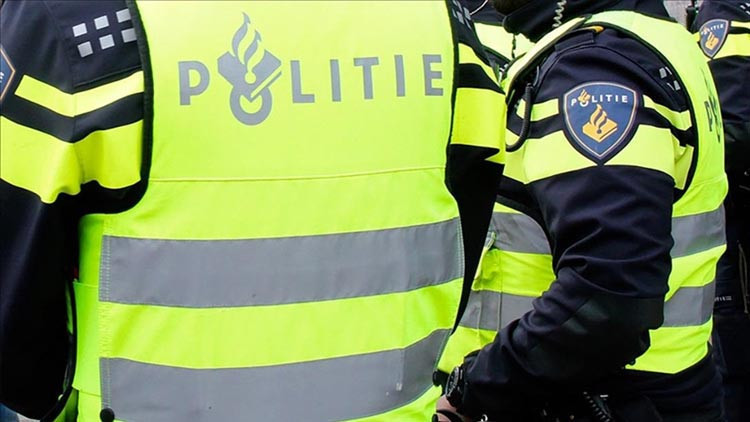 Hollandada bıçaklı saldırgan dehşeti: 5 kişi yaralandı Hollandada bıçaklı saldırgan dehşeti: 5 kişi yaralandı