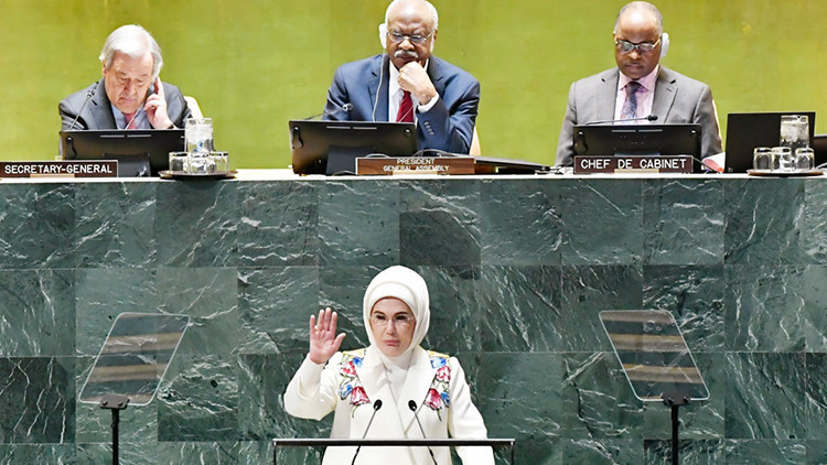 ‘Çöpe atılan eşyaların %60ı kullanılabilir’ Emine Erdoğan: Yavaş ve sürdürülebilir modaya geçmeliyiz ‘Çöpe atılan eşyaların %60ı kullanılabilir’ Emine Erdoğan: Yavaş ve sürdürülebilir modaya geçmeliyiz