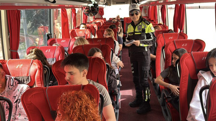 Bakan Yerlikaya duyurdu: Polis ve jandarma, yolcu gibi binip denetleyecek Bakan Yerlikaya duyurdu: Polis ve jandarma, yolcu gibi binip denetleyecek