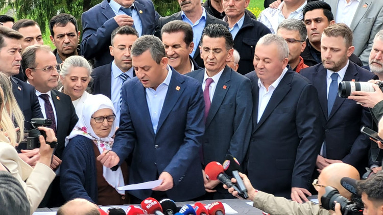 CHP Genel Başkanı Özgür Özel, Ekrem İmamoğlu için imza kampanyasını Trabzondan başlattı