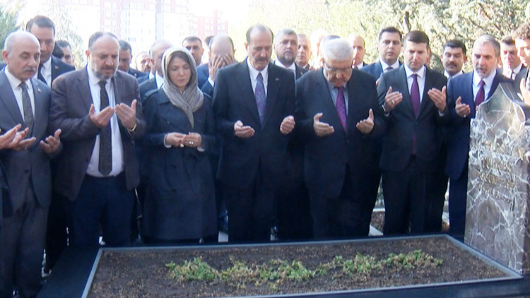 MHP Genel Başkan Yardımcıları ve partililer Türkeşin mezarını ziyaret etti