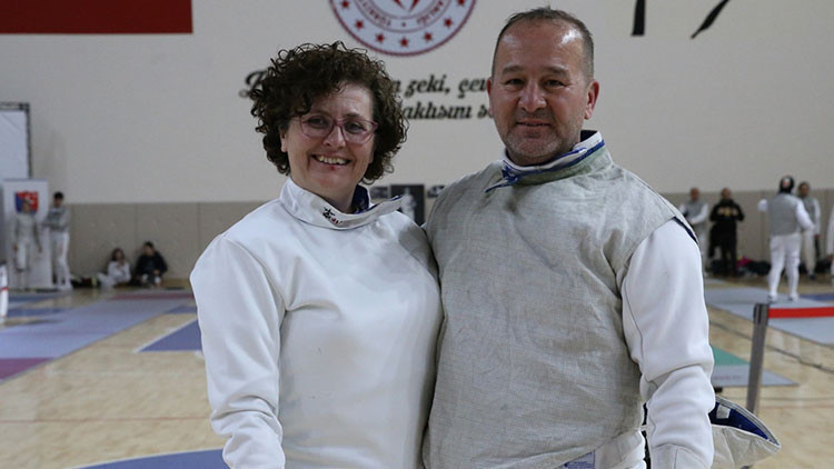 Eski milli eskrimci, 30 yıl ara verdiği spor yaşamına altın madalyayla döndü