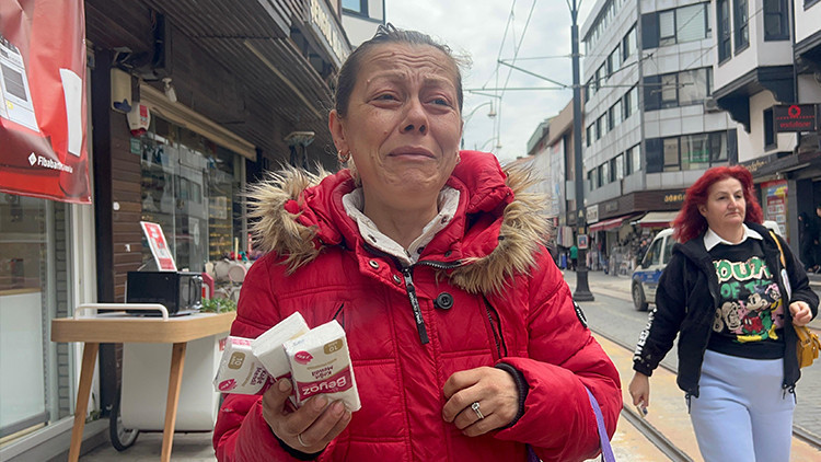 Yanı başında ceset varken 21 gün boyunca işkence görmüştü Mendil satarak ayakları üzerinde duruyor | Herkes beni dilenci sanıyor