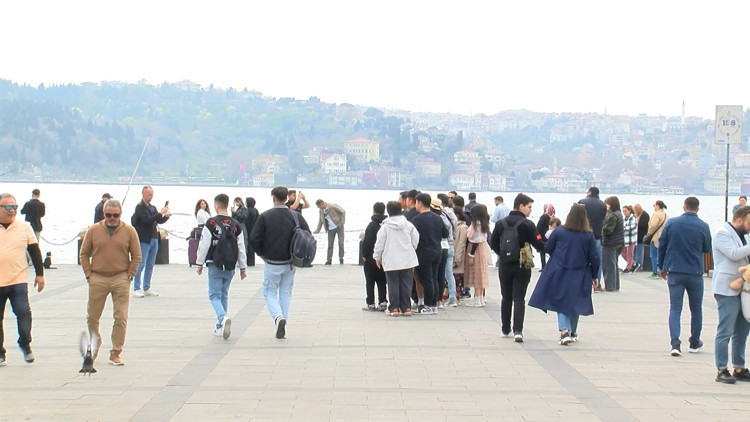 Bayramda güneşli havayı fırsat bilenler sahillere akın etti