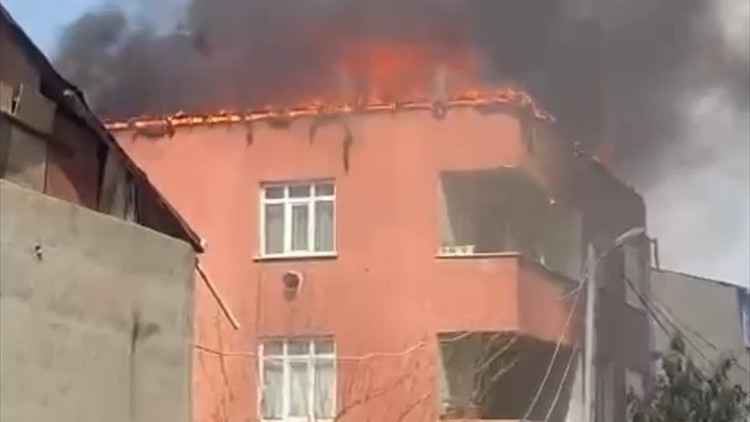Avcılarda 3 katlı binada yangın