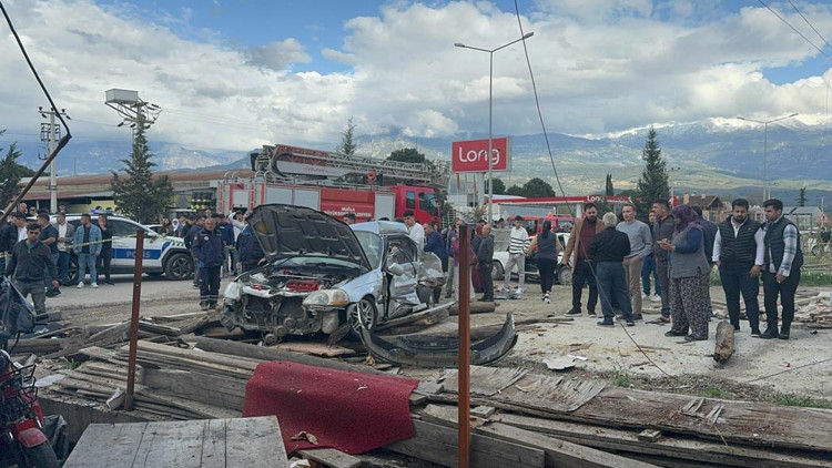 Muğlada 2 otomobil çarpıştı: 4 ölü, 2 yaralı Muğlada 2 otomobil çarpıştı: 4 ölü, 2 yaralı