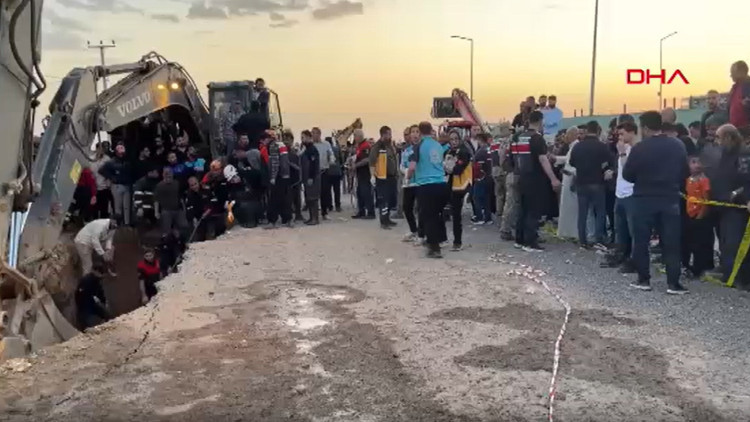 Şanlıurfada kanalizasyon çalışması sırasında göçük; 3 işçi hayatını kaybetti Şanlıurfada kanalizasyon çalışması sırasında göçük; 3 işçi hayatını kaybetti