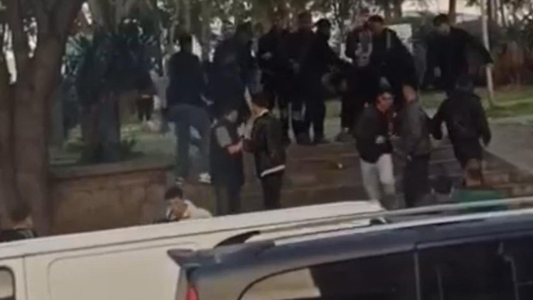 Sarıyer’de parkta iki grup tekme tokat birbirine girdi Sarıyer’de parkta iki grup tekme tokat birbirine girdi