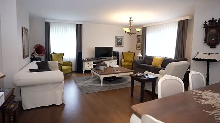 Usta sanatçı Kadıköydeki 4 oda 1 salon evinin kapılarını açtı Usta sanatçı Kadıköydeki 4 oda 1 salon evinin kapılarını açtı