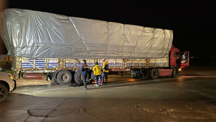 Tamir etmeye çalıştığı TIRın altında kalıp, öldü