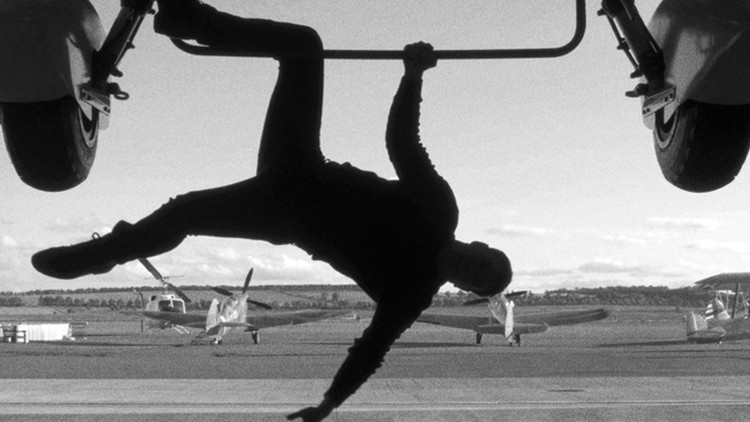 Çekimlerde bayıldı, kırılmadık kemiği kalmadı… 62 yaşında ama dur durak bilmiyor… Yeni filmi için yine ölüme meydan okudu