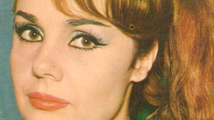 Bir kamyon kasasında Türkiyeye kaçırılmıştı... Kimseye nasip olmayan bir aşk yaşadı... Filmleriyle nice gönüllere dokundu Bir kamyon kasasında Türkiyeye kaçırılmıştı... Kimseye nasip olmayan bir aşk yaşadı... Filmleriyle nice gönüllere dokundu