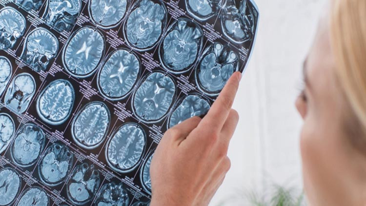 Tedavi sürecinde kafatasını midesinde taşıdı