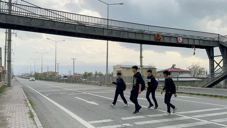 3 lisenin yakınındaki üst geçit , Yol uzuyor’ diye kullanılmıyor