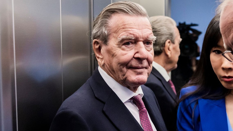 Schröder’e bir darbe daha