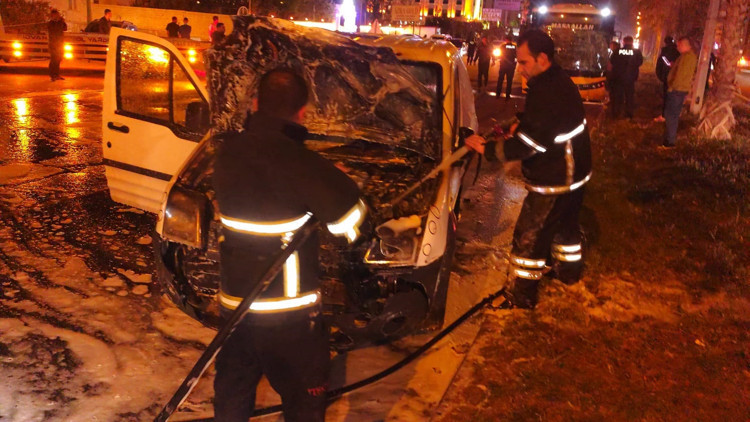 Mardinde zincirleme kazada hafif ticari araç alev aldı; 1 yaralı