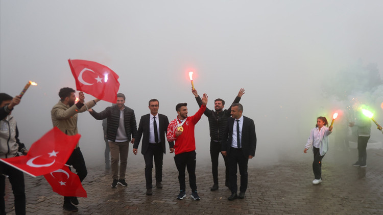 Avrupa şampiyonu Harun Algül, Şırnakta coşkuyla karşılandı