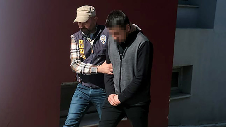 ABDdeki çetenin lideri olduğu iddiasıyla Adanada yakalandı Deliline rastlanmayınca serbest kaldı ABDdeki çetenin lideri olduğu iddiasıyla Adanada yakalandı Deliline rastlanmayınca serbest kaldı
