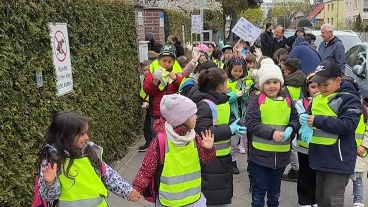 Berlin’de Kur’an kursu öğrencilerinden mahalle temizliği