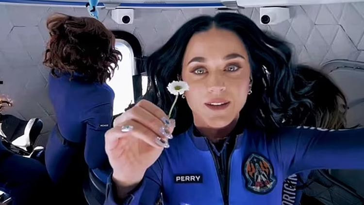 İndiğinde toprağı öpmüştü: Katy Perry uzaya gittiğine pişman oldu