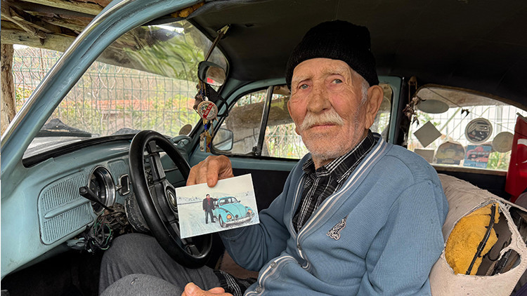 Pire ismini verdiği 1962 model otomobiliyle ülkeyi gezdi, şimdi garajda saklıyor Pire ismini verdiği 1962 model otomobiliyle ülkeyi gezdi, şimdi garajda saklıyor