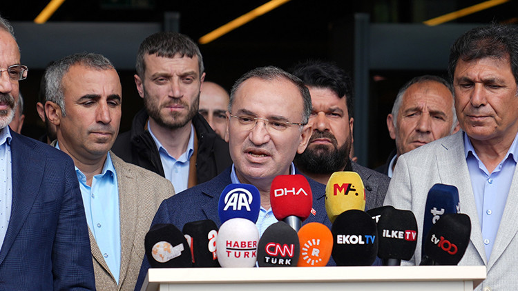 TBMM Başkanvekili Bekir Bozdağdan, Önderin tedavi gördüğü hastaneye ziyaret TBMM Başkanvekili Bekir Bozdağdan, Önderin tedavi gördüğü hastaneye ziyaret