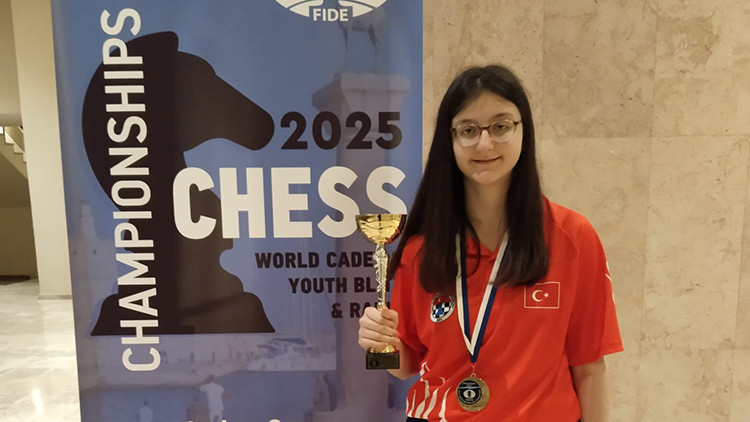 Satranç oyuncusu Arya Aydoğan, 14 yaş altında dünya şampiyonu oldu