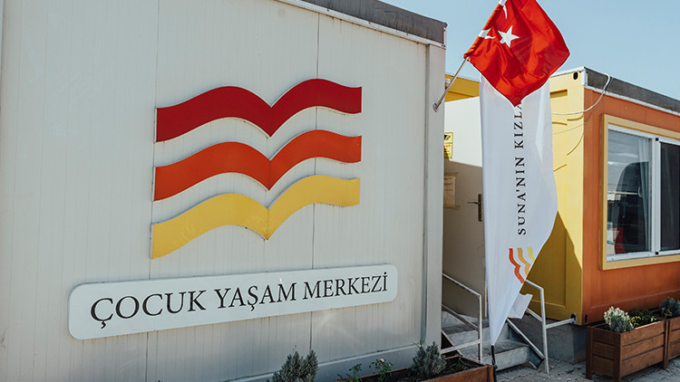 Deprem bölgesindeki “Suna’nın Kızları Çocuk Yaşam Merkezleri”ne destek sözü Deprem bölgesindeki “Suna’nın Kızları Çocuk Yaşam Merkezleri”ne destek sözü