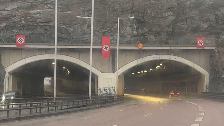Stockholm’de skandal Hitler’in doğum gününde Nazi bayrağı astılar Stockholm’de skandal Hitler’in doğum gününde Nazi bayrağı astılar
