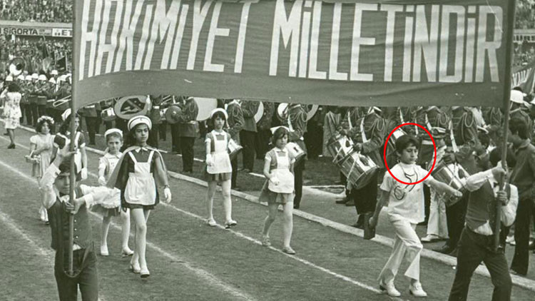 Ünlü isimlerden 23 Nisan paylaşımı... 1974 MithatPaşa Stadyumu Yürüyüşüne bakılırsa askeri doktor sanırım Ünlü isimlerden 23 Nisan paylaşımı... 1974 MithatPaşa Stadyumu Yürüyüşüne bakılırsa askeri doktor sanırım